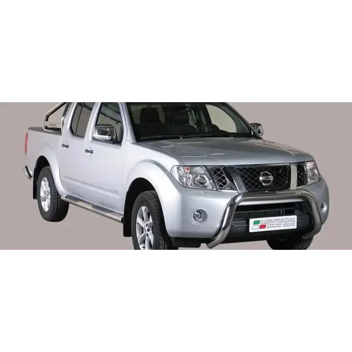 Frontbøyle på Nissan Navara D40 pickup med krom kufanger, stigtrinn og sportsbøyle, sett fra skrå front.