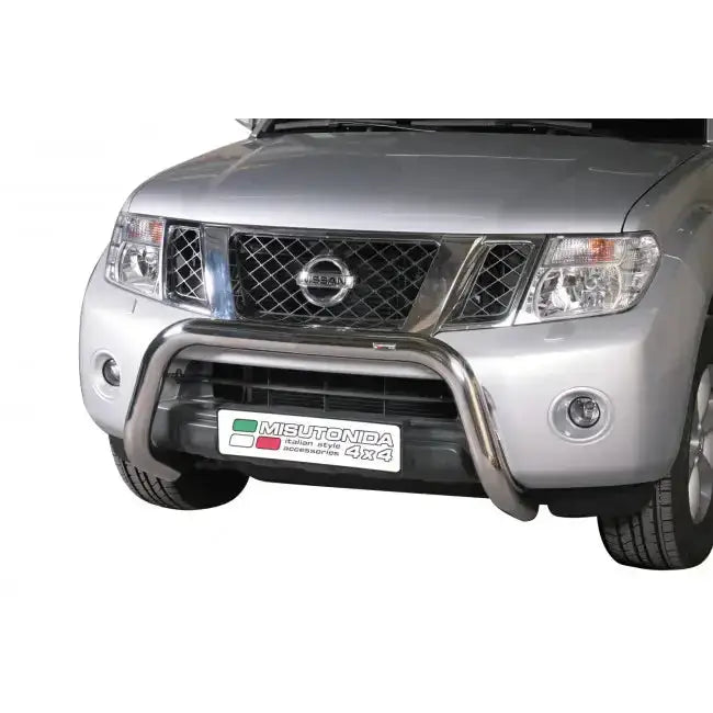 Frontbøyle Nissan Navara D40 Super Bar i blankt metall montert foran på sølvfarget SUV.