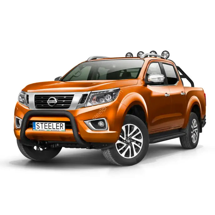 Kufanger på Nissan Navara NP300 med sort frontbøyle, ekstralys på taket og metallrullebøyle bak.