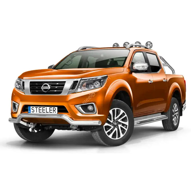 Frontbøyle på oransje Nissan Navara NP300 med kromdetaljer, doble dører og ekstra taklykter.