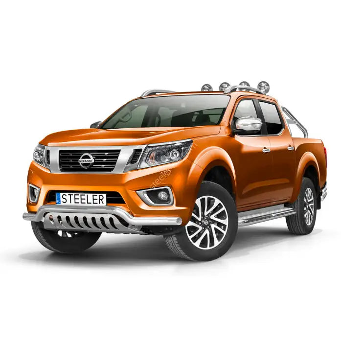 Frontbøyle på oransje Nissan Navara NP300 med sølvdetaljer og ekstra lykter på takbøylen.