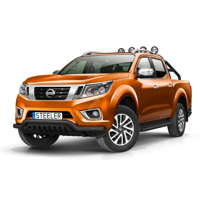 Kufanger på Nissan Navara NP300 15- med EC godkjent lav frontbøyle og plate, sett skrått forfra.