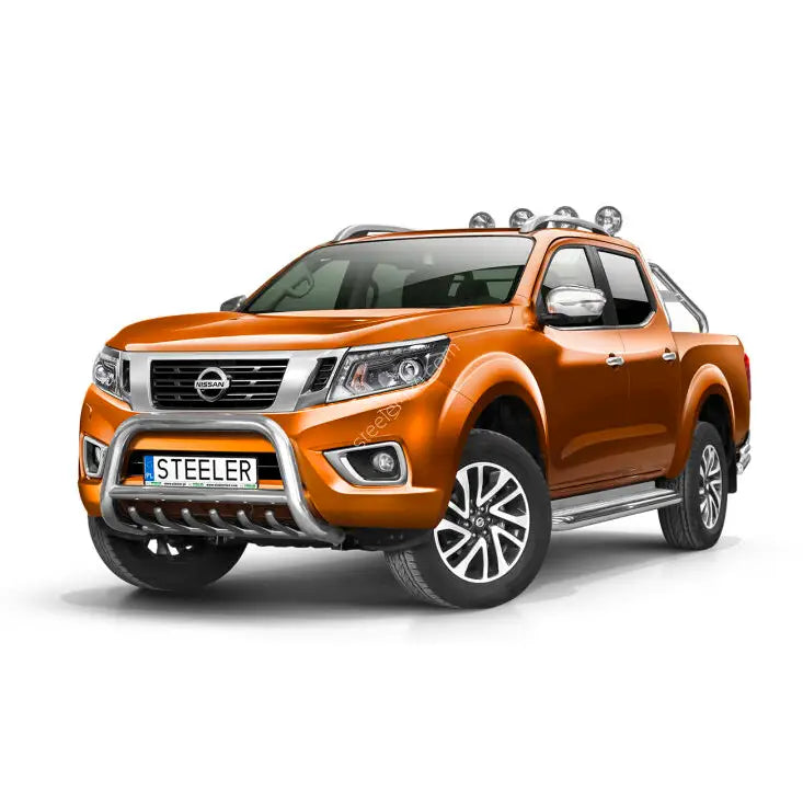 Frontbøyle Nissan Navara NP300 15- med kromfarget kufanger og ekstralys, sett fra hjørnet foran.
