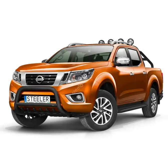 Kufanger på oransje Nissan Navara NP300 med takbøyle, ekstra frontlys og sølvfargede sidespeil.