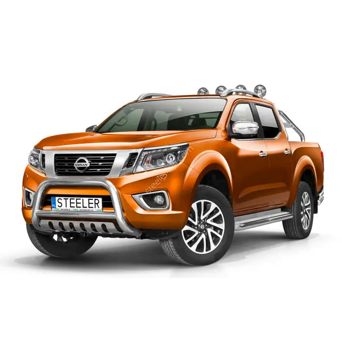 Frontbøyle på oransje Nissan Navara NP300 med sølv kufanger og takbøyler, sett fra venstre front.