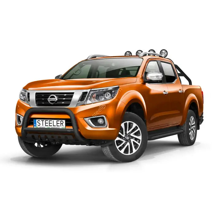Kufanger på oransje Nissan Navara NP300 med EC godkjent frontbøyle og doble rør, hvit bakgrunn.