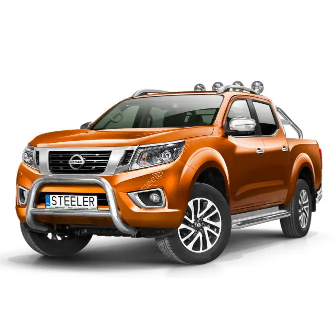 Frontbøyle på Nissan Navara NP300 med tverrør og kromdetaljer, sett skrått forfra mot hvit bakgrunn.