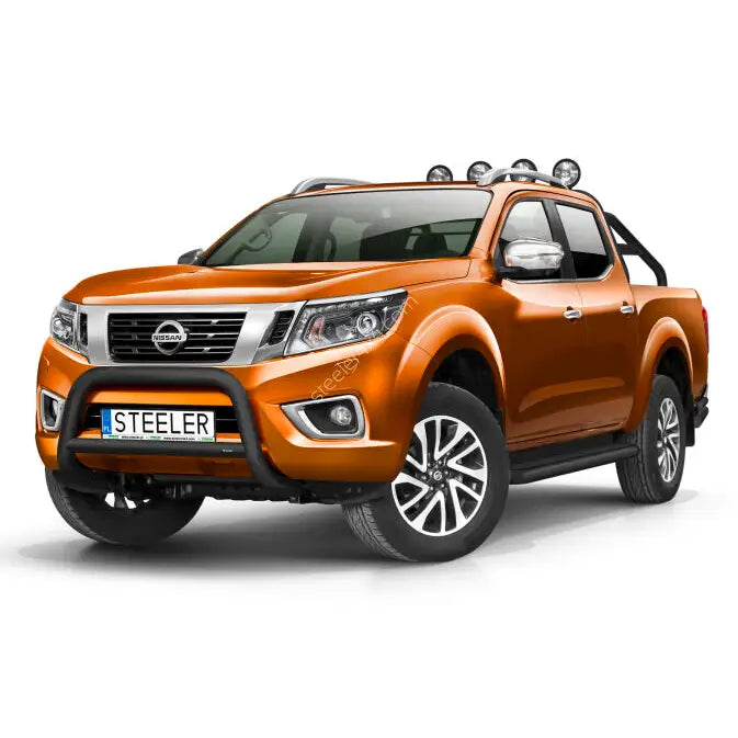 Kufanger på Nissan Navara NP300 med tverrør, sett fra venstre forhjørne med ekstra lykter og kromdetaljer.