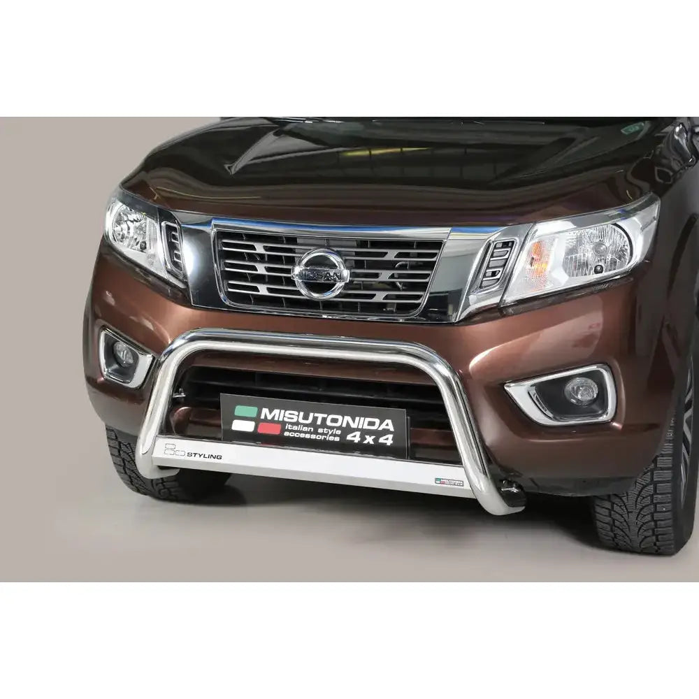 Frontbøyle på Nissan Navara NP300 med polert sølvfarget kufanger montert foran grillen.
