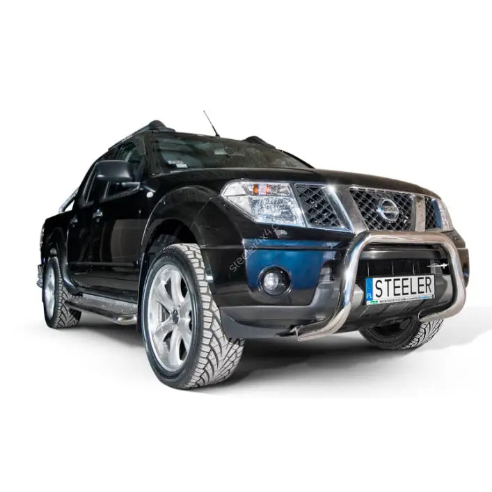 Frontbøyle på Nissan Pathfinder 05-10 med krom kufanger, store dekk og sølv grill sett fra venstre hjørne.
