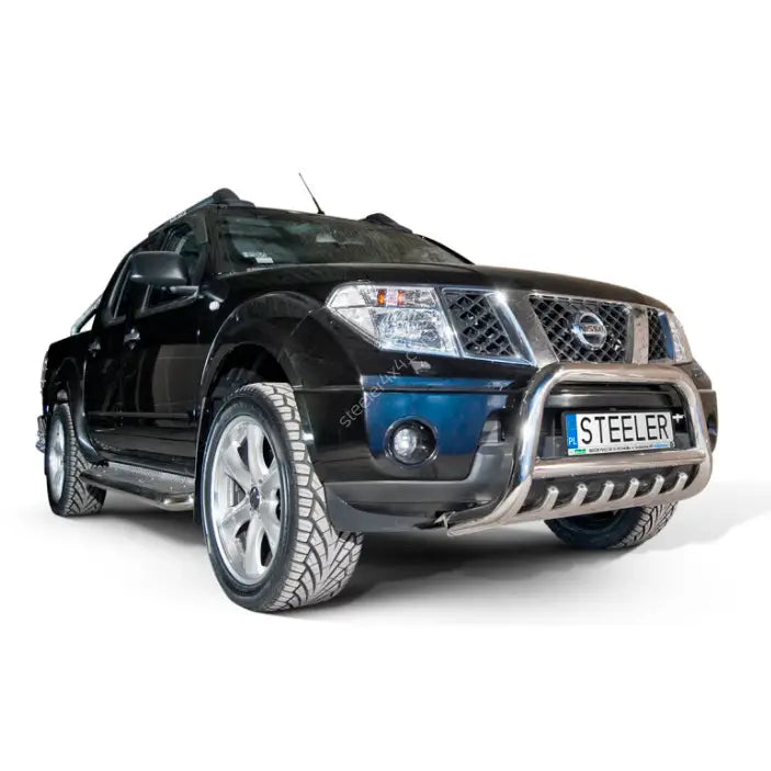 Frontbøyle på Nissan Pathfinder 05-10 EC godkjent, vist fra front venstre side med sølvfarget kufanger.