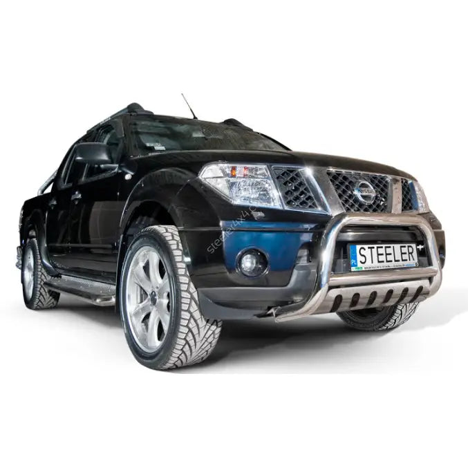 Frontbøyle Nissan Pathfinder 05-10 montert på sort pickup med store felger og kraftig krommet kufanger.