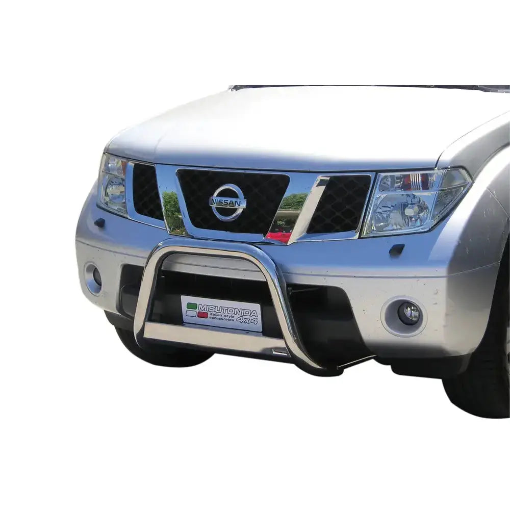 Frontbøyle Nissan Pathfinder 05-11 montert på sølvfarget bil, nærbilde mot hvit bakgrunn.