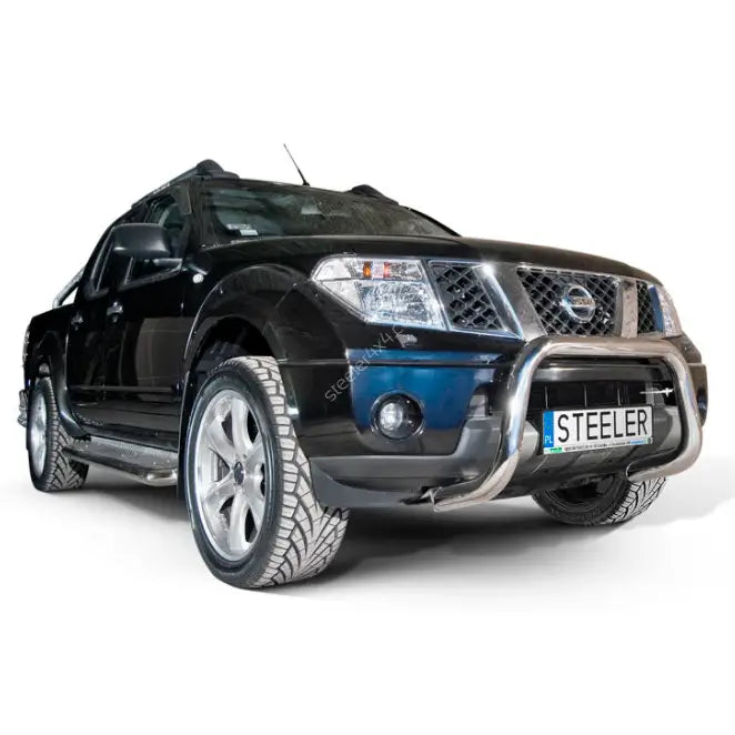 Frontbøyle på Nissan Pathfinder 2010 med kromdetaljer, sett forfra i lav vinkel med store felger.