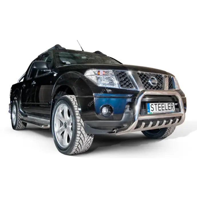 Frontbøyle Nissan Pathfinder med krom grillbeskytter og kufanger, sett forfra på sort pickup.