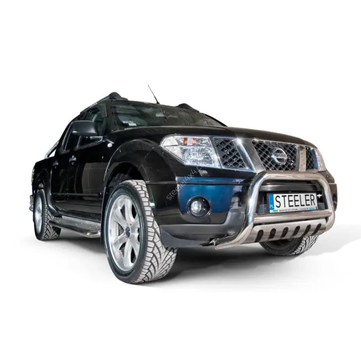 Frontbøyle Nissan Pathfinder med sølvfarget kufanger, sett forfra mot hvit bakgrunn.