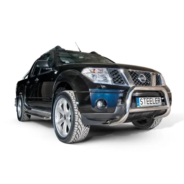 Frontbøyle på Nissan Pathfinder V6 med krom tverrør, sett forfra mot grill og frontlys på hvit bakgrunn.