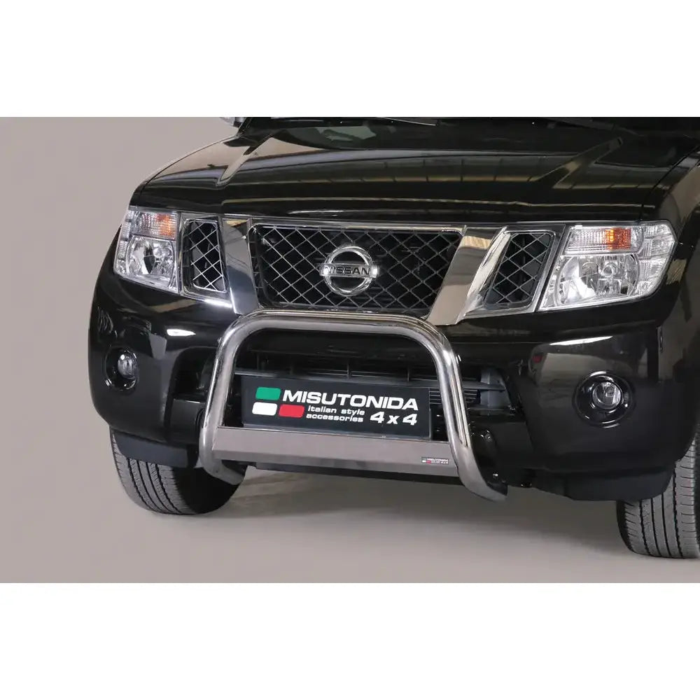 Frontbøyle Nissan Pathfinder 11-14 montert foran grillen på svart SUV, sett skrått forfra.