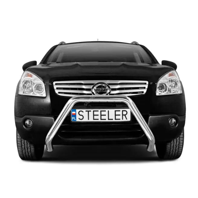 Frontbøyle på Nissan Qashqai 07-10, sølvfarget metall montert foran på svart SUV.