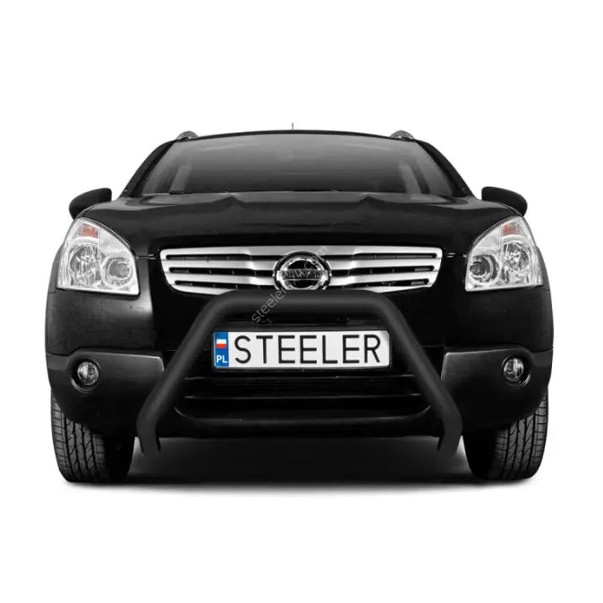 Kufanger på Nissan Qashqai 07-10, svart modell montert foran grill og skilt mot hvit bakgrunn.