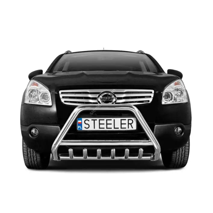 Frontbøyle Nissan Qashqai 07-10 i krommet stål montert foran på svart SUV med "STEELER" skilt.