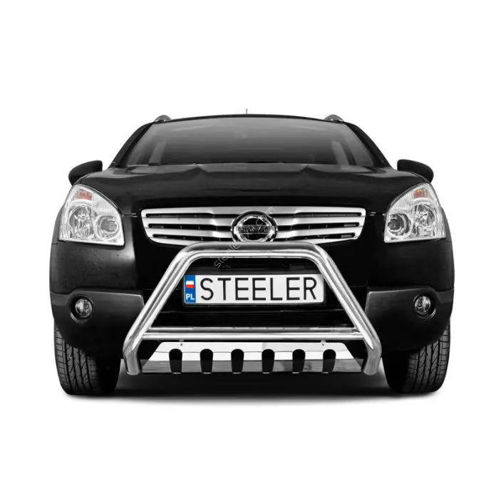 Frontbøyle til Nissan Qashqai 07-10, sølvfarget kufanger montert foran grill på sort SUV.