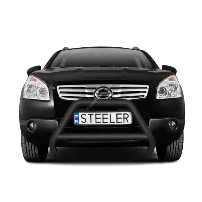 Kufanger på Nissan Qashqai 07-10, sort metall foran grill, synlige frontlykter og skilt.