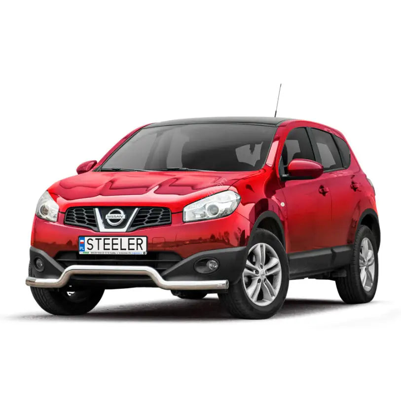Frontbøyle til Nissan Qashqai 10-13 montert på rød SUV med sølvfarget kufanger mot hvit bakgrunn.