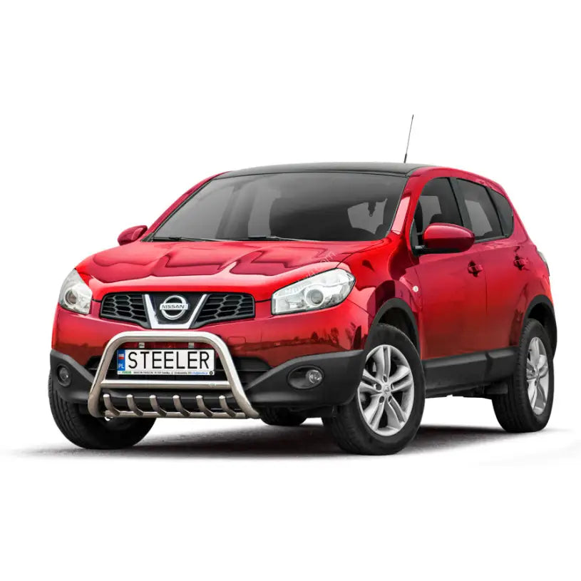 Frontbøyle Nissan Qashqai 10-13 EC godkjent med grill montert på rød SUV sett skrått forfra.