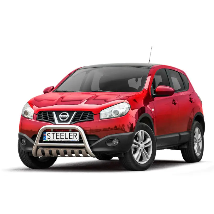 Frontbøyle på rød Nissan Qashqai 10-13 med sølvfarget kufanger, fotografert fra skrå forside.