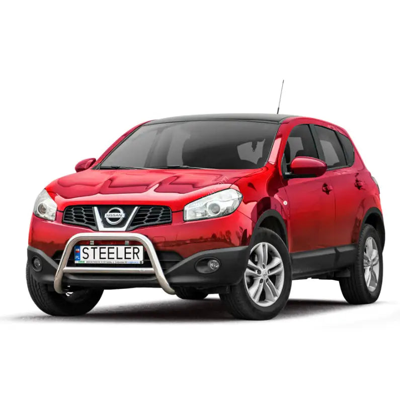 Frontbøyle Nissan Qashqai 10-13 montert på rød SUV med sølvfarget tverrør, sett skrått forfra.