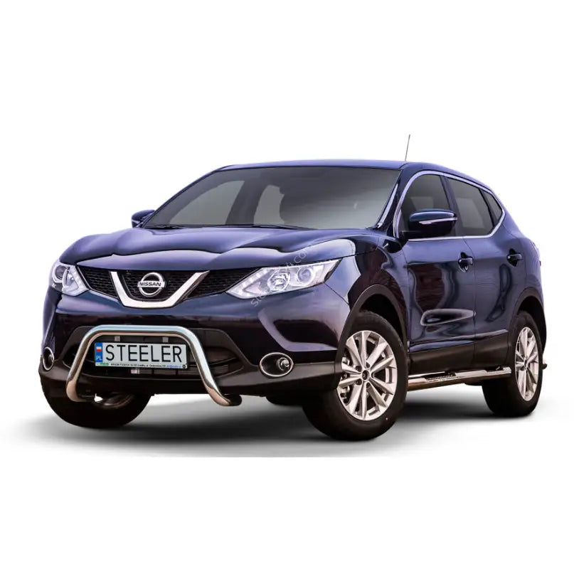 Frontbøyle Nissan Qashqai 13-17 montert på mørkeblå SUV med sølv kufanger og stigtrinn.
