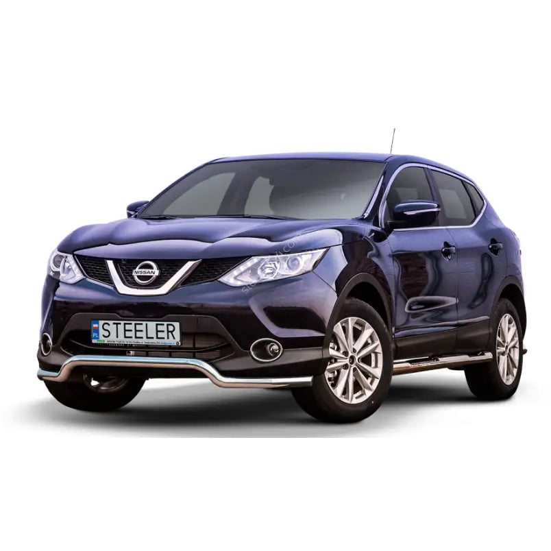 Frontbøyle på Nissan Qashqai 13-17 EC godkjent lav montert foran på mørkeblå SUV.