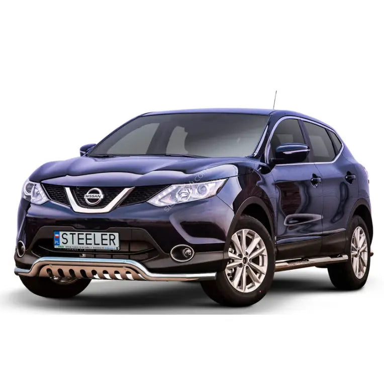 Frontbøyle Nissan Qashqai 13-17 EC godkjent lav med plate på mørkeblå SUV sett skrått forfra.