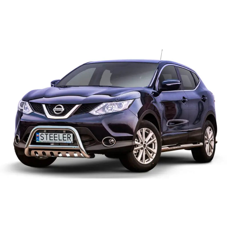 Frontbøyle Nissan Qashqai 13-17 montert på mørk SUV med sølvfarget kufanger og stigtrinn på hvit bakgrunn.