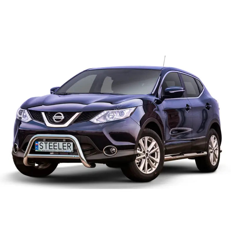 Frontbøyle Nissan Qashqai 13-17 EC godkjent med sølvfarget kufanger og sidesteg mot hvit bakgrunn.