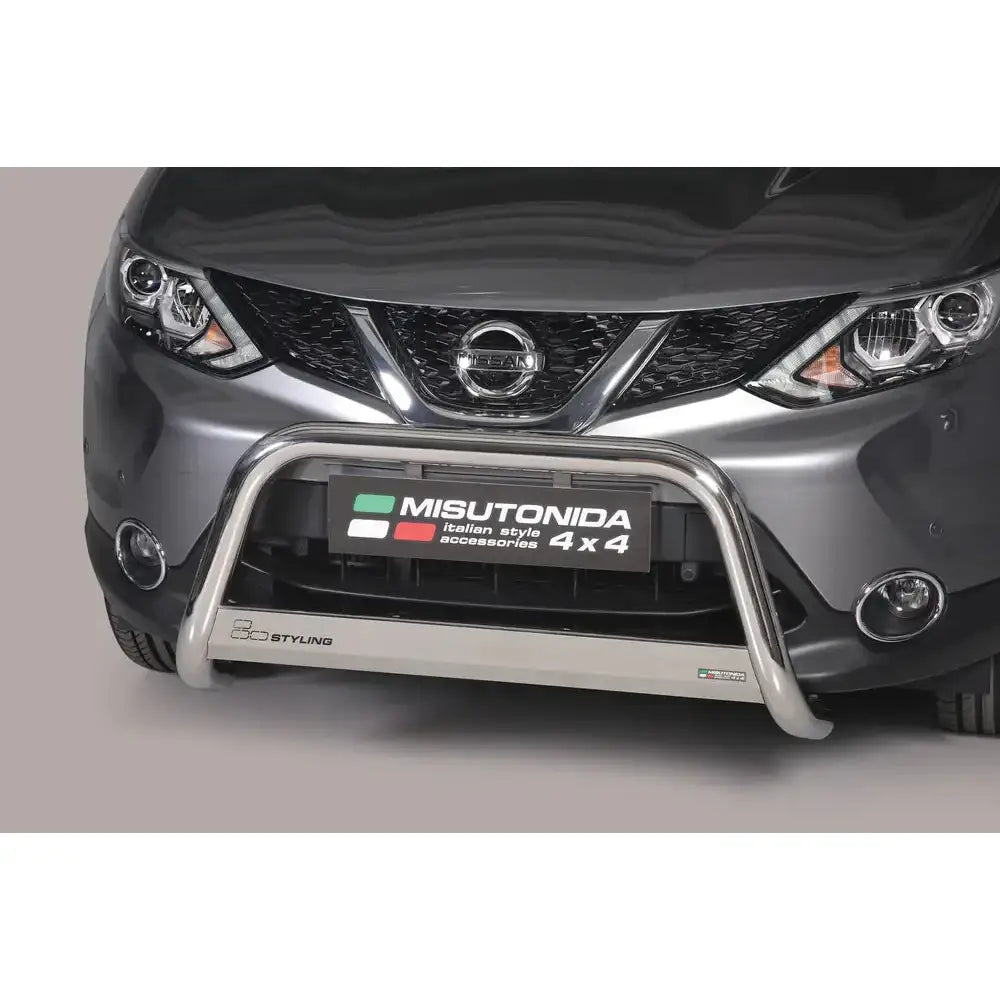 Frontbøyle Nissan Qashqai 14-16 i sølvfarget stål med logo og svarte detaljer, sett rett forfra.