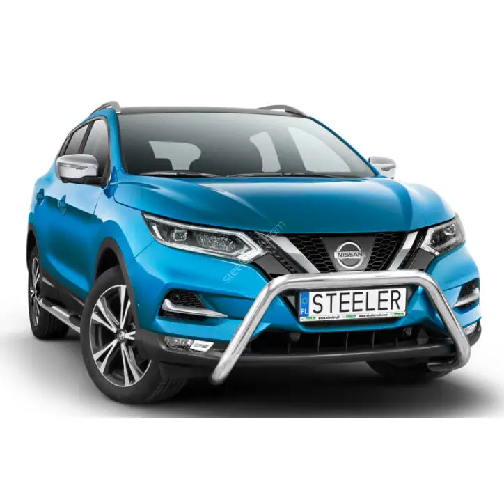 Frontbøyle på Nissan Qashqai 17-21, sølvfarget kufanger montert foran grill og nummerskilt.