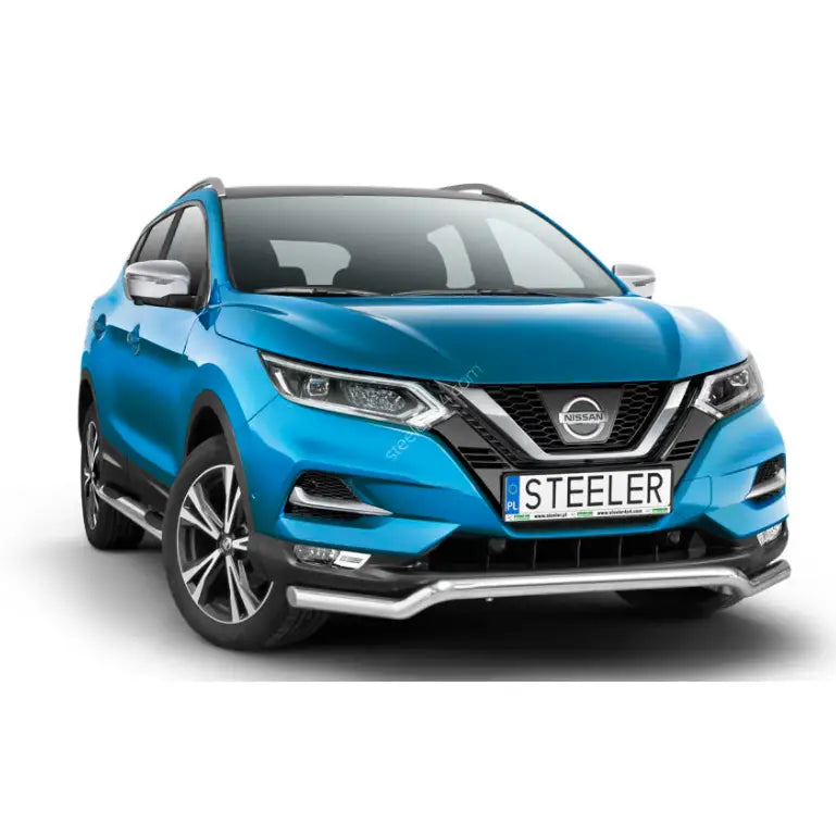 Frontbøyle Nissan Qashqai 17-21 montert på blå SUV med kromdetaljer og skarpe frontlys.