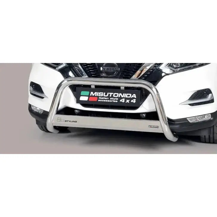 Frontbøyle Nissan Qashqai 17-21 i polert stål montert på hvit SUV sett rett forfra.