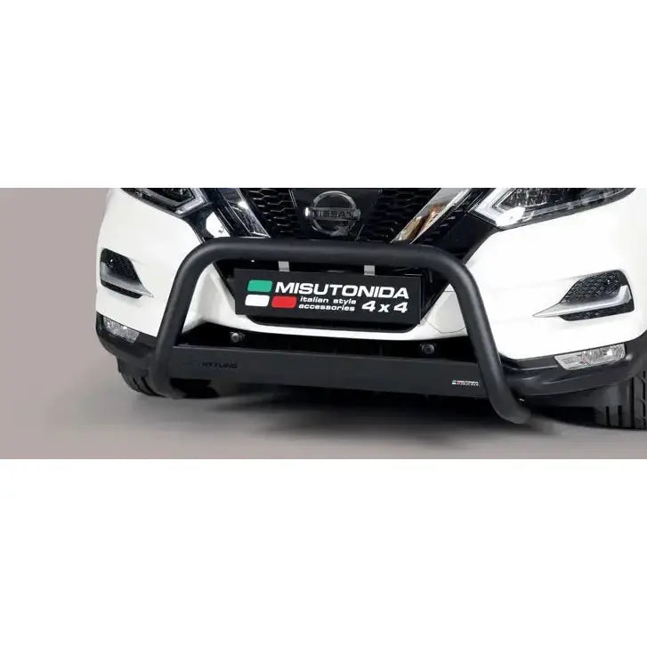 Kufanger til Nissan Qashqai 17-21 i sort metall, montert foran på hvit bil med avrundede hjørner.
