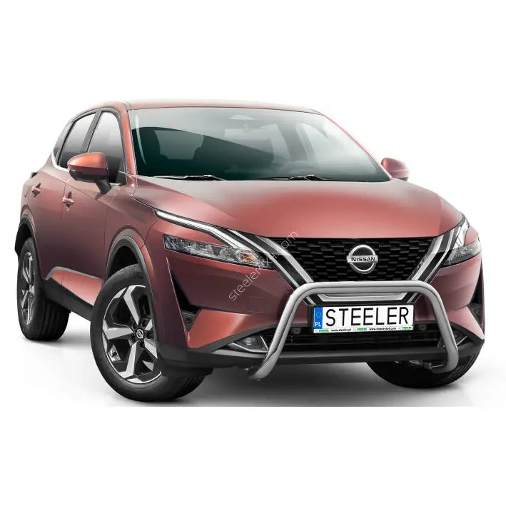 Frontbøyle montert på Nissan Qashqai 21, sølvfarget metall foran grillen, bil sett forfra.