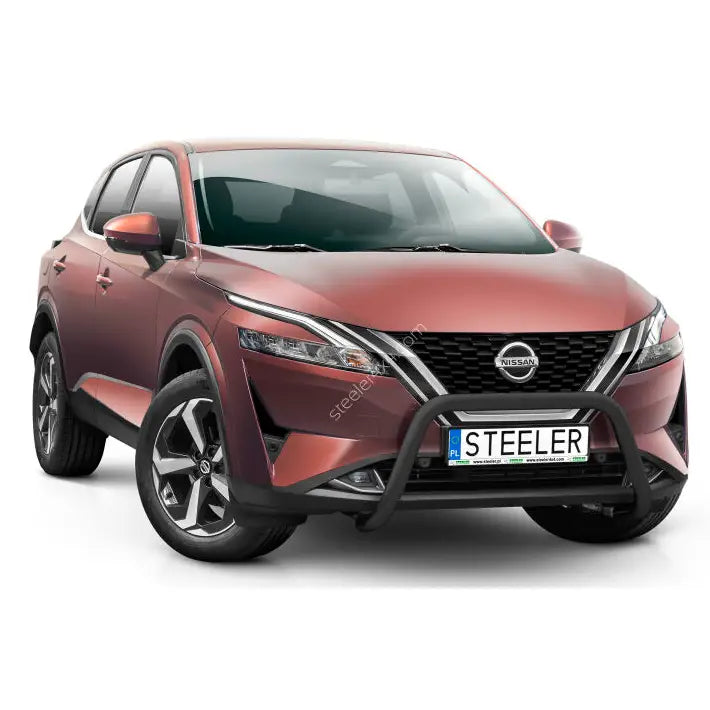 Kufanger på Nissan Qashqai 21 i rød metallic med svart frontbøyle foran grillen.