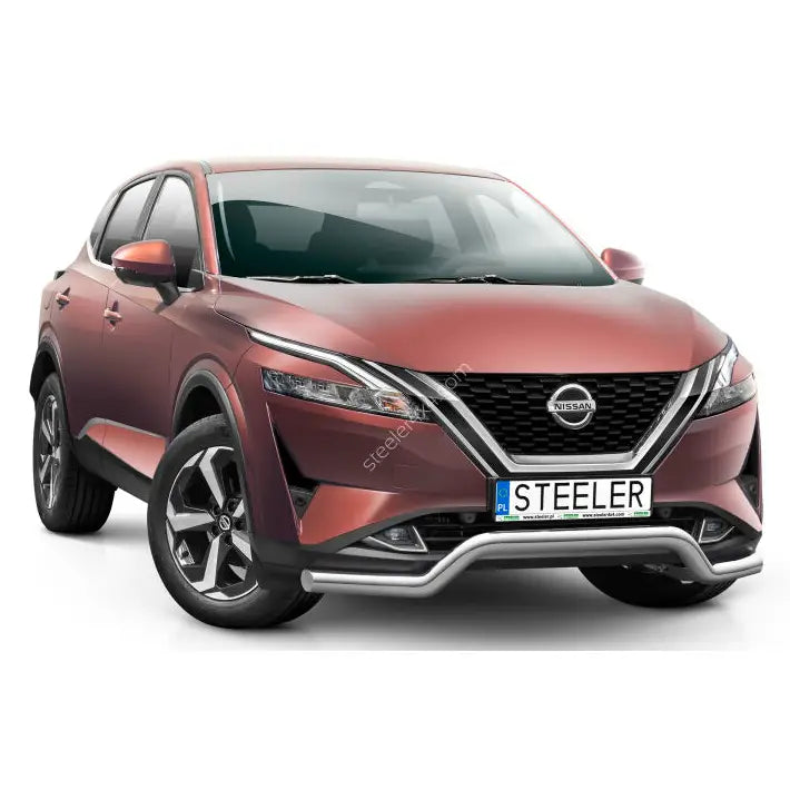 Frontbøyle på matt rød Nissan Qashqai 21- med sølvfarget kufanger og svarte felger sett skrått forfra.