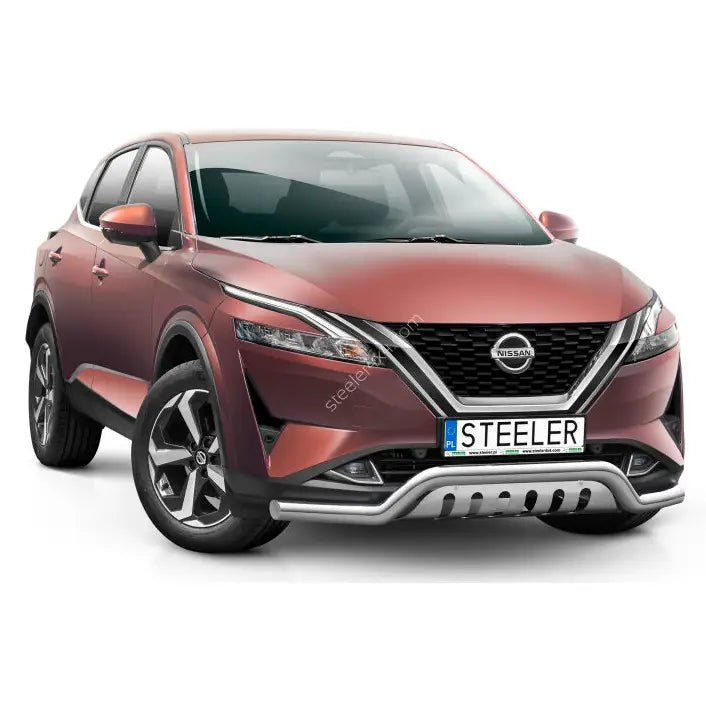 Frontbøyle på rødbrun Nissan Qashqai 21 med sølvfarget kufanger mot hvit bakgrunn.