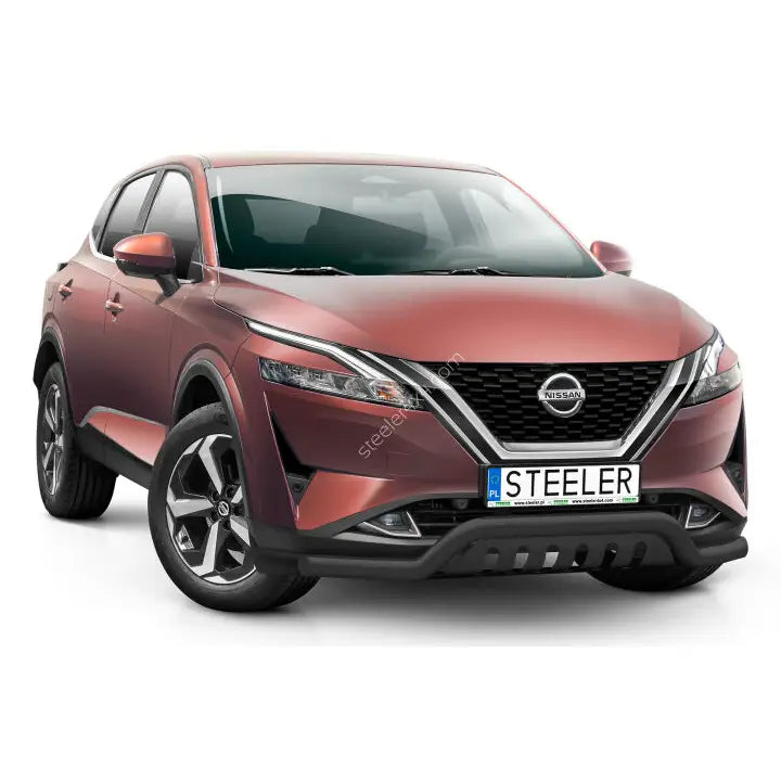 Kufanger på rød Nissan Qashqai 21 med sølvdetaljer foran grill og støtfanger, hvit bakgrunn.