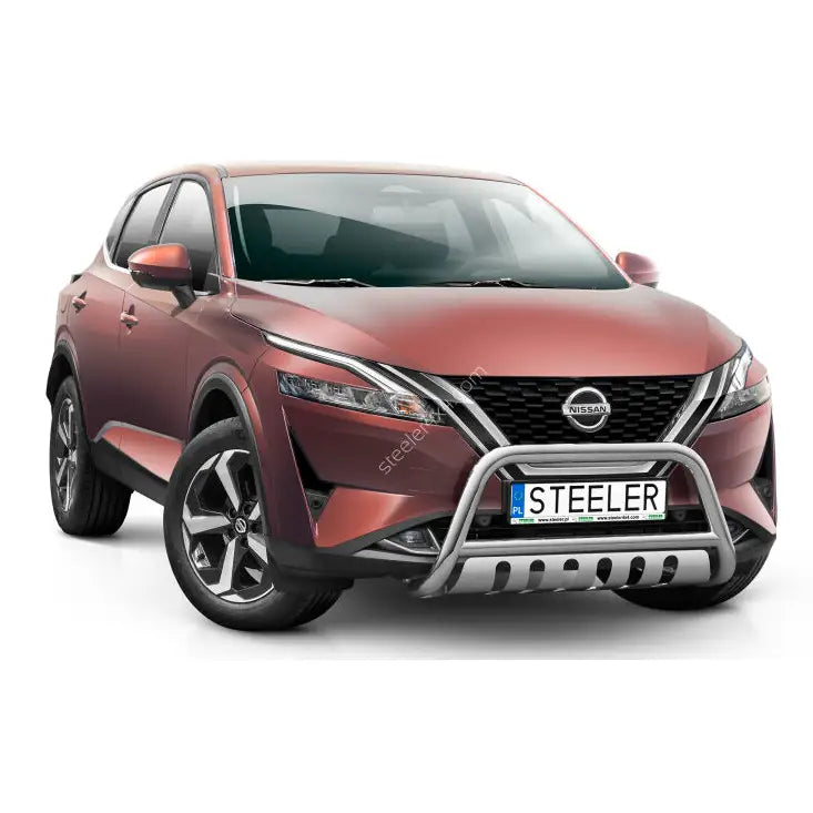 Frontbøyle på rød Nissan Qashqai 21 med sølvfarget metallkufanger og sportsfelger, hvit bakgrunn.