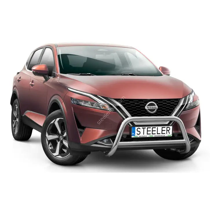 Frontbøyle på Nissan Qashqai 21 med sølvfarget tverrør montert foran på rødbrun SUV.