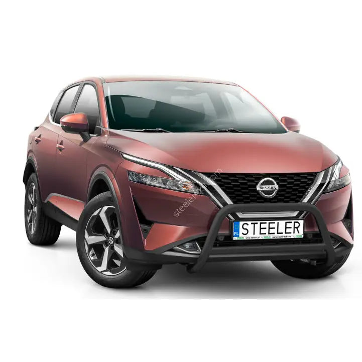 Kufanger til Nissan Qashqai 21- i sort metall montert foran på rød SUV, sett skrått forfra.