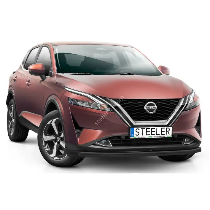 Kufanger til Nissan Qashqai 21- lav modell, montert på rød SUV med sølvdetaljer og LED-frontlykter.